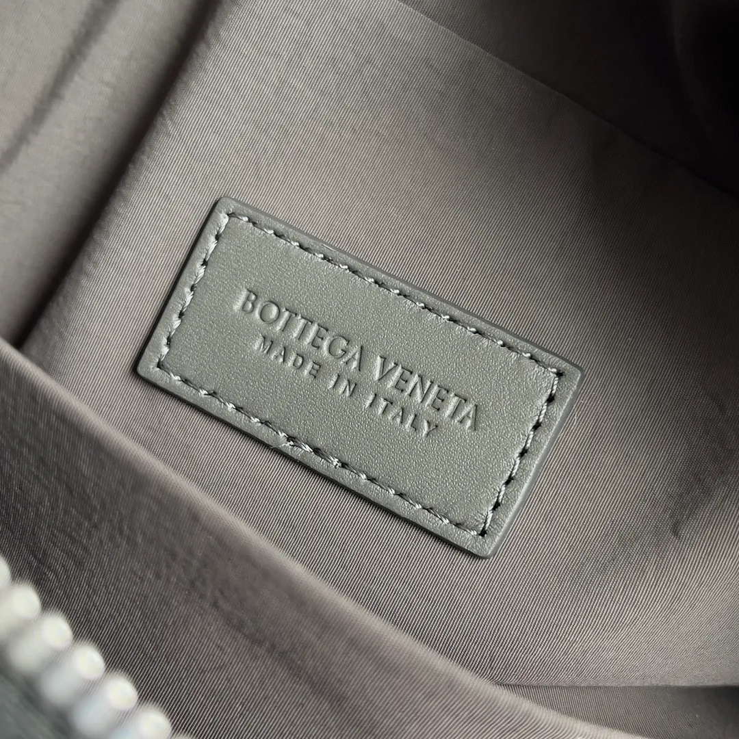 Batch 1260 BOTTEGA VENETA 2024 new INTRECCIATO classic toiletry bag, the choice of discerning people. The low-key luxury quality is the interpretation of its brand. If you like low-key BV, it is the first choice~~ Style number: 729295 Size: 26*13*10cm